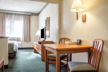 Hotel Baymont By Wyndham North
