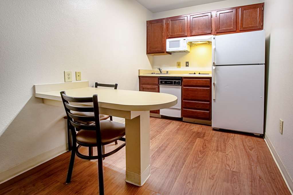 Hometowne Studios By Red Roof Phoenix - Black Canyon Highway Hotel