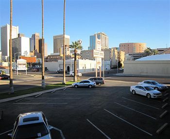 Central Phoenix Hotel 2*