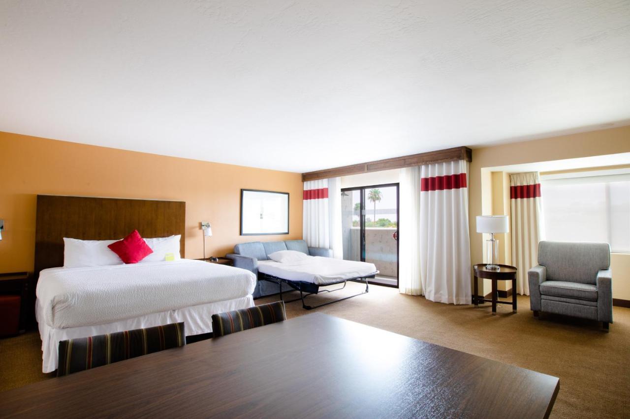 Four Points By Sheraton South Mountain 4*