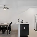 Newly Renovated 2Br Apartment W Pool By Stay Gia