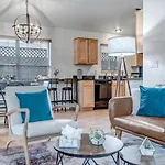 Chic Poolside Oasis - Karaoke - Bbq - Games