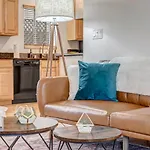Chic Poolside Oasis - Karaoke - Bbq - Games
