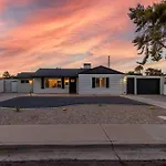 New Midtown Modern Studio With Backyard