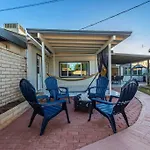 New Midtown Modern Studio With Backyard