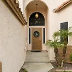 Beautiful Glendale Home With Pool Spa Games