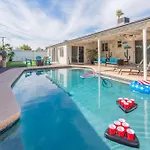 Family Retreat By Old Town With Pool