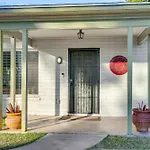 Pet-Friendly Phoenix Home With Breezeway And Fire Pit!