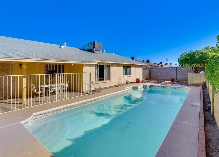 Glendale Oasis With Private Pool, Patio And Fireplace!