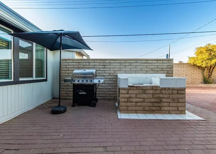 New Midtown Modern Studio With Backyard