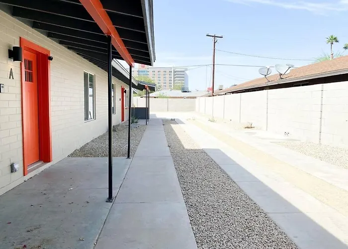 Alluring Townhouse With 2 King Beds, Grill, And Free Parking!