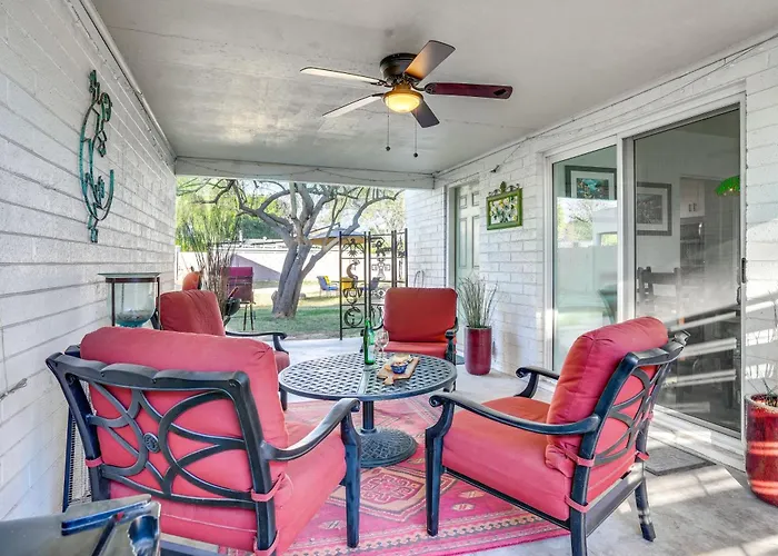 Pet-Friendly Phoenix Home With Breezeway And Fire Pit!
