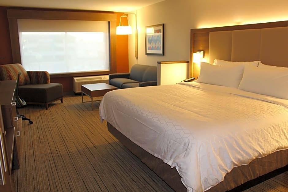 Express & - - Airport North By Ihg Hotel