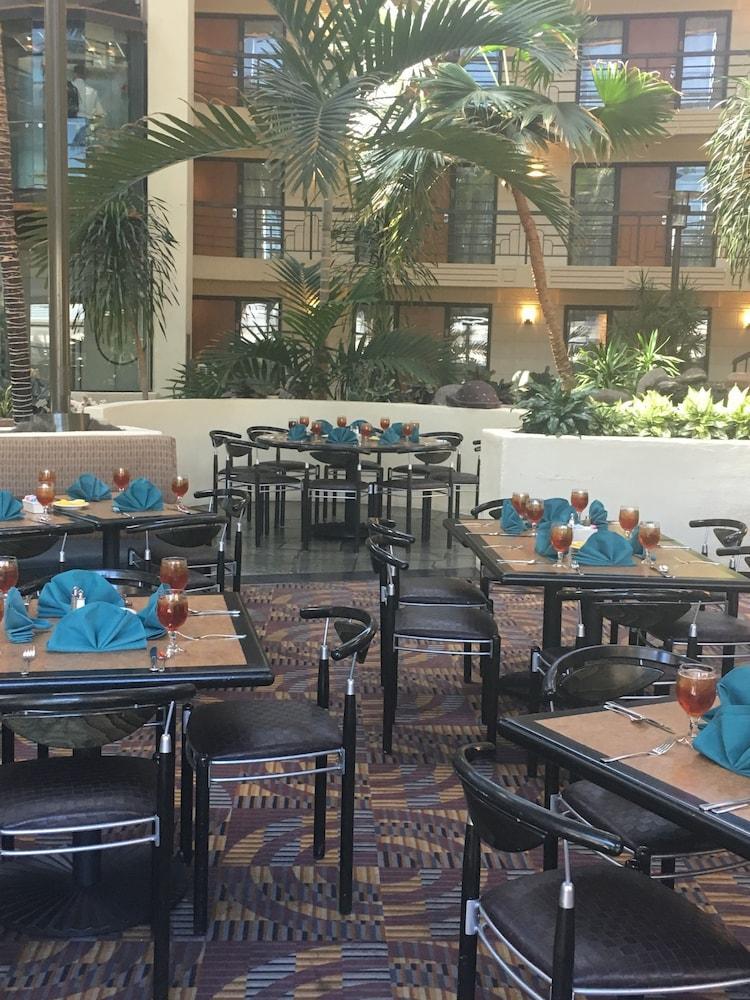 Hotel Embassy By Hilton Biltmore Phoenix