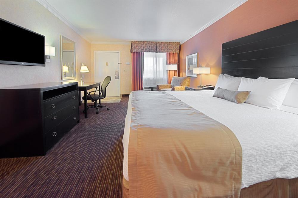 Western Innsuites & Hotel Phoenix