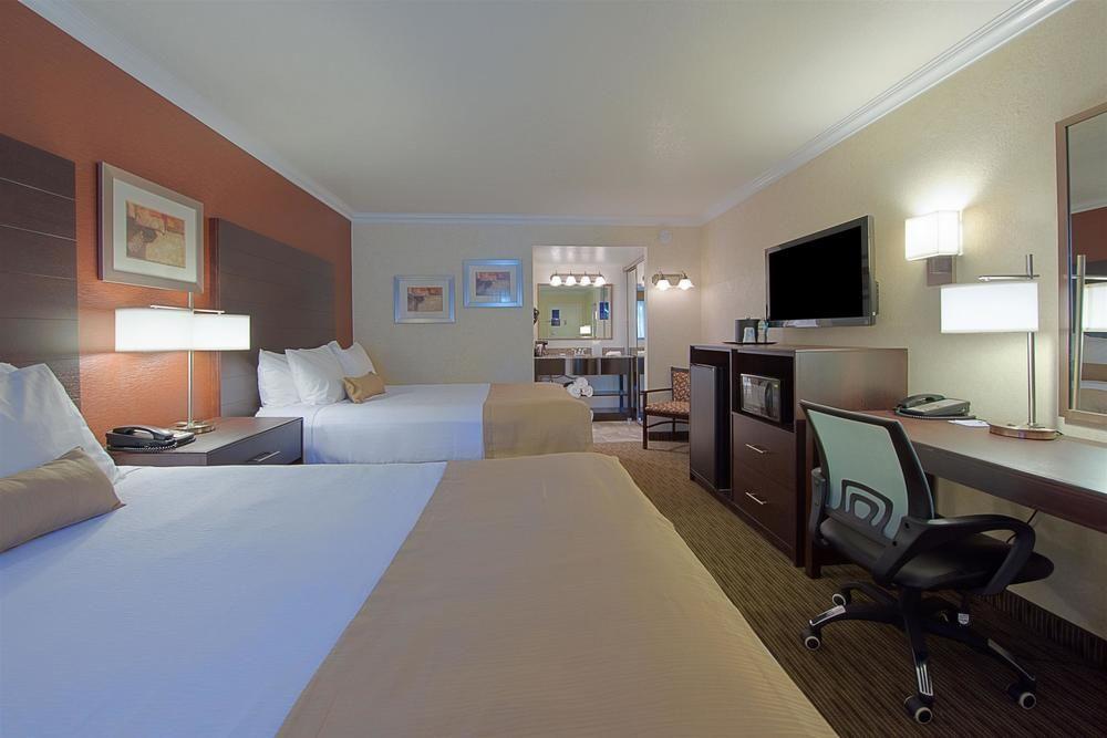 Western Innsuites & Hotel Phoenix
