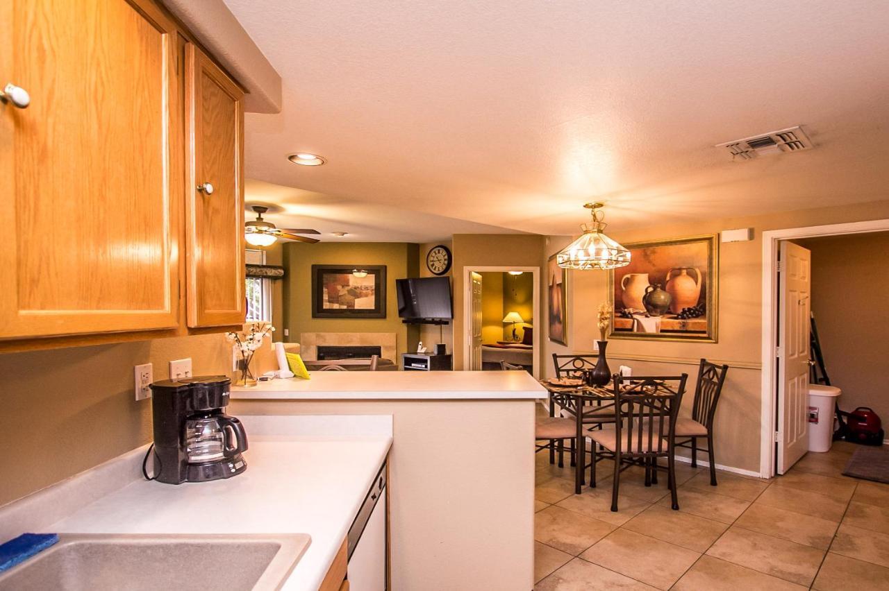 Casa de férias Private Community W/3 Pool-spa Complexes, Heated & Open 24/7/365! Phoenix
