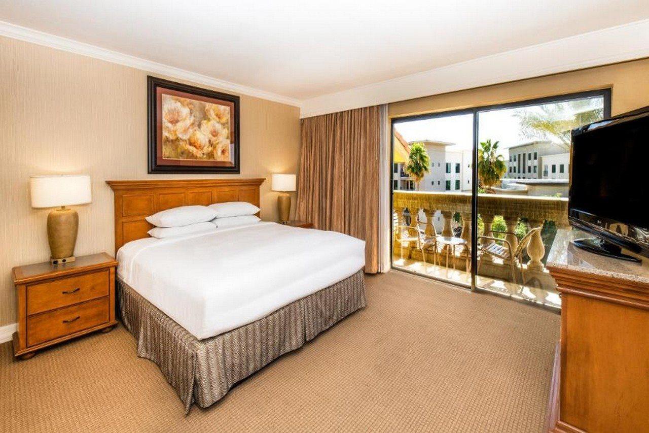 Hilton At The Peak 4*