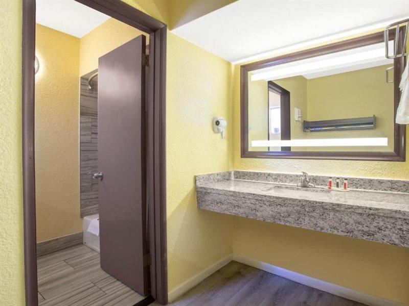 Days By Wyndham Airport - 2*
