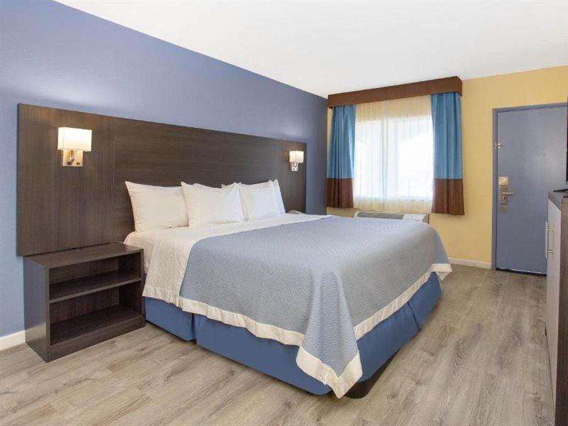 Days By Wyndham Airport - Hotel Phoenix