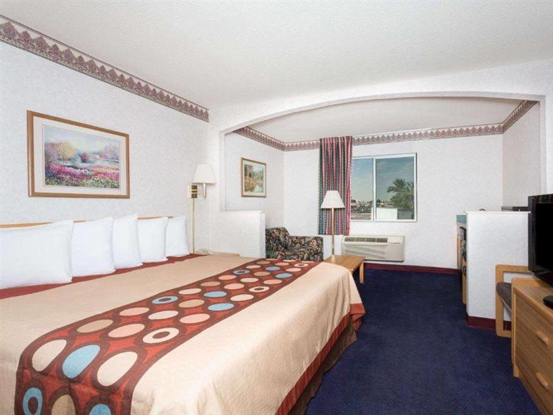 Days By Wyndham West Hotel
