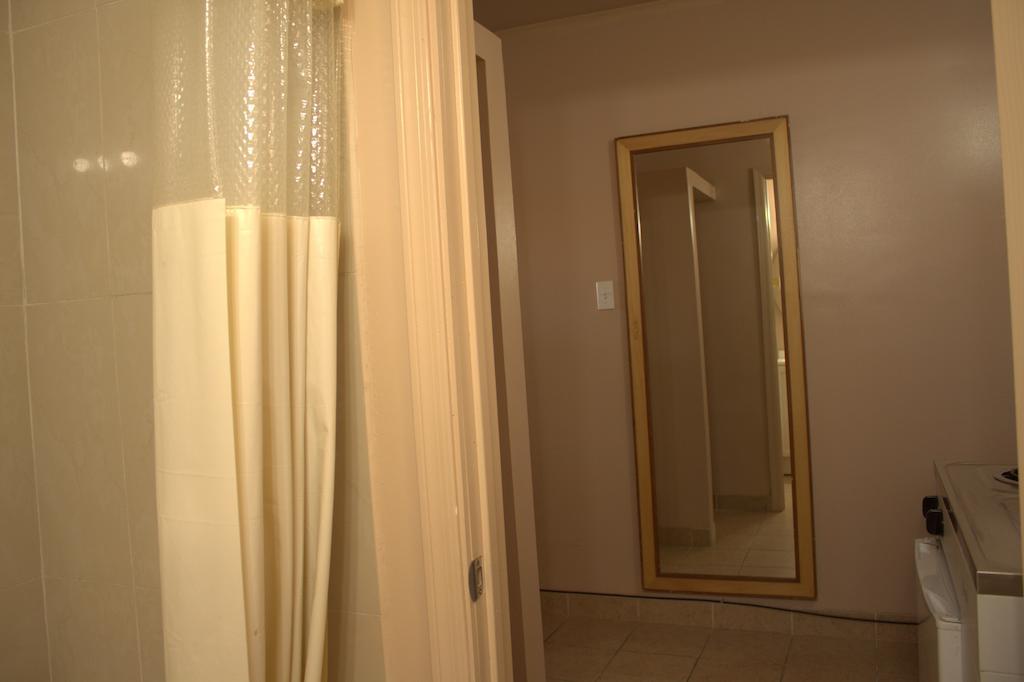 Payless Motel *