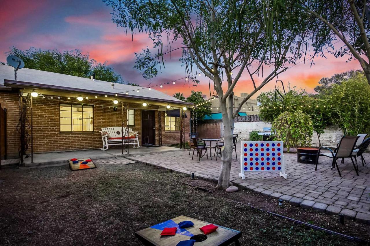 Sun-lit Gem Backyard Entertainment Patio! Holiday home *