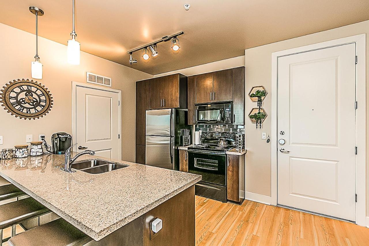 Shopping & Dining 1 Mile - 24 Hour Pool With Parking - 4036 Holiday home Phoenix