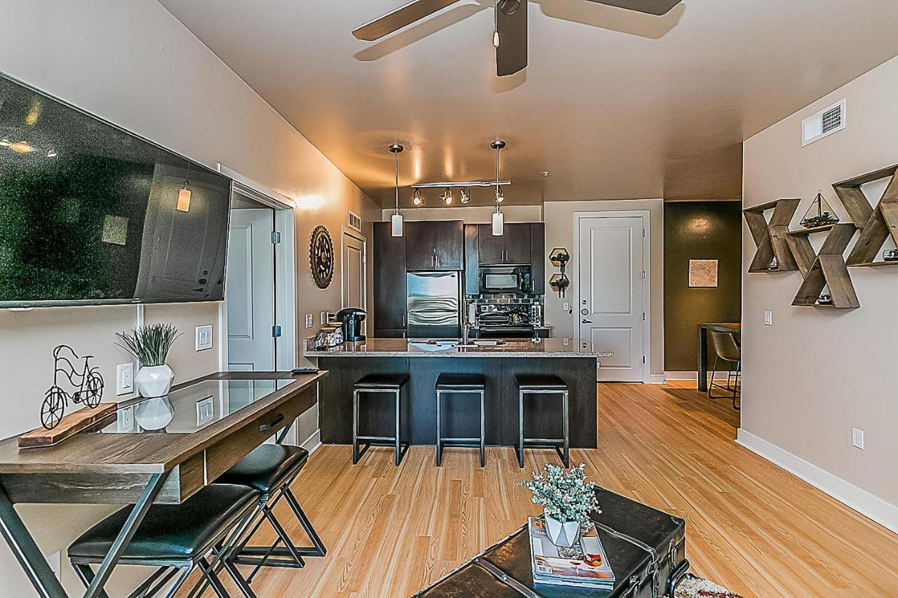 Holiday home Shopping & Dining 1 Mile - 24 Hour Pool With Parking - 4036