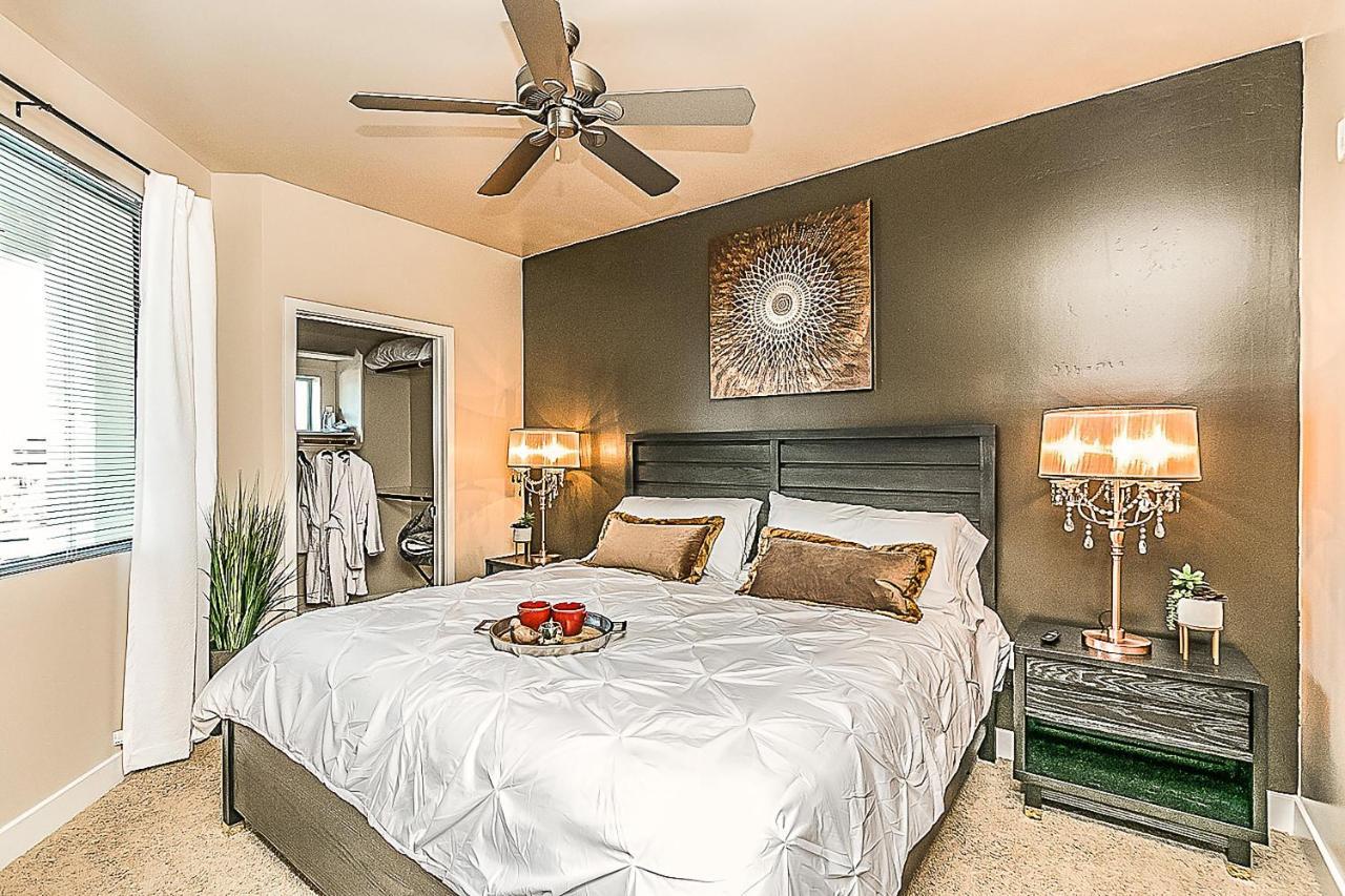 Shopping & Dining 1 Mile - 24 Hour Pool With Parking - 4036 Holiday home