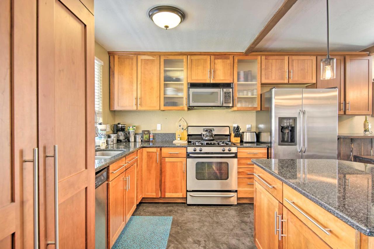 Holiday home With Private Yard! Phoenix