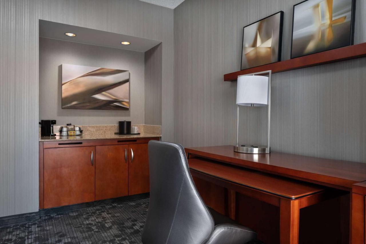 Sonesta Select Camelback Hotel