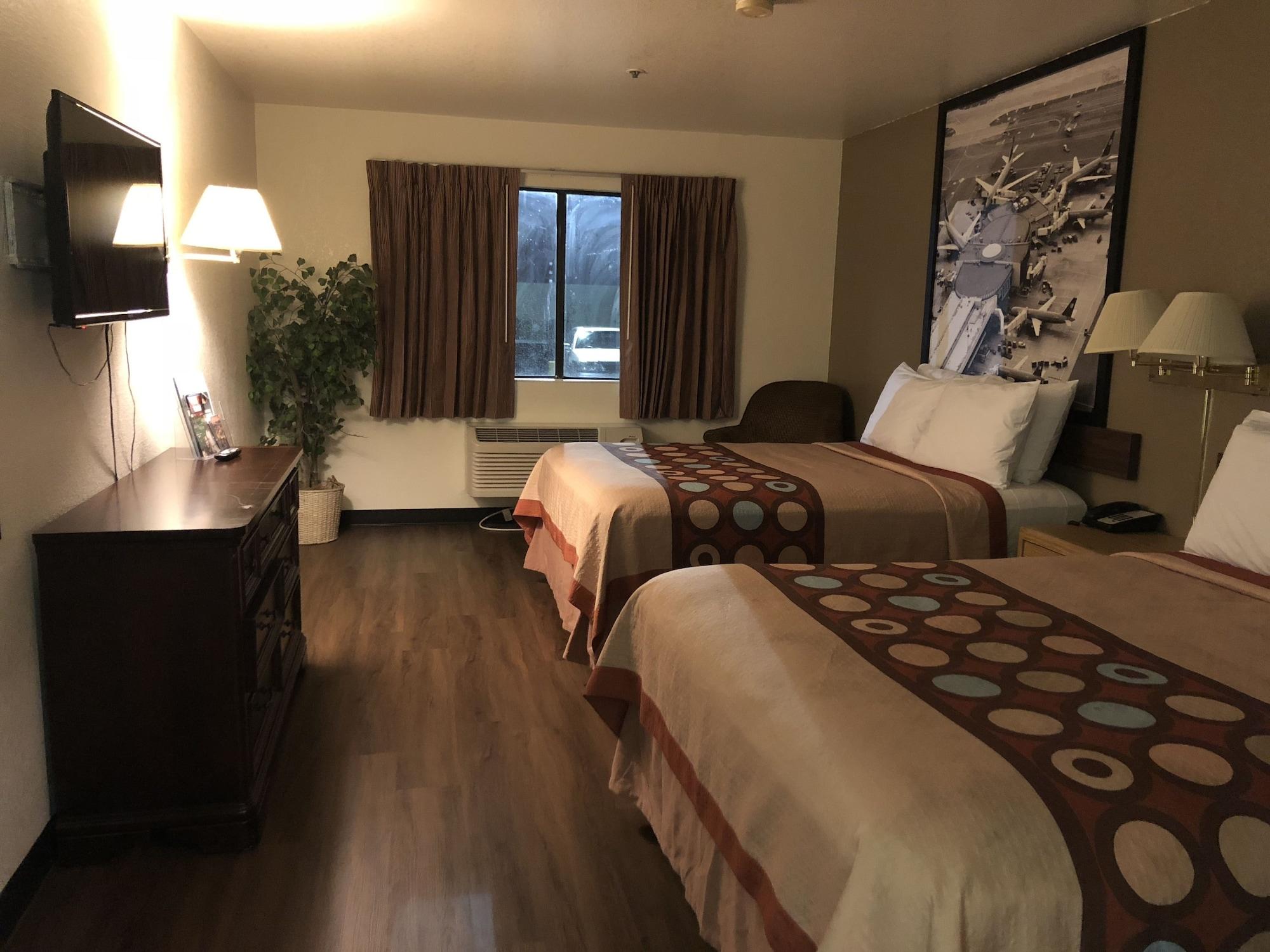 Super 8 By Wyndham Metro North 2*