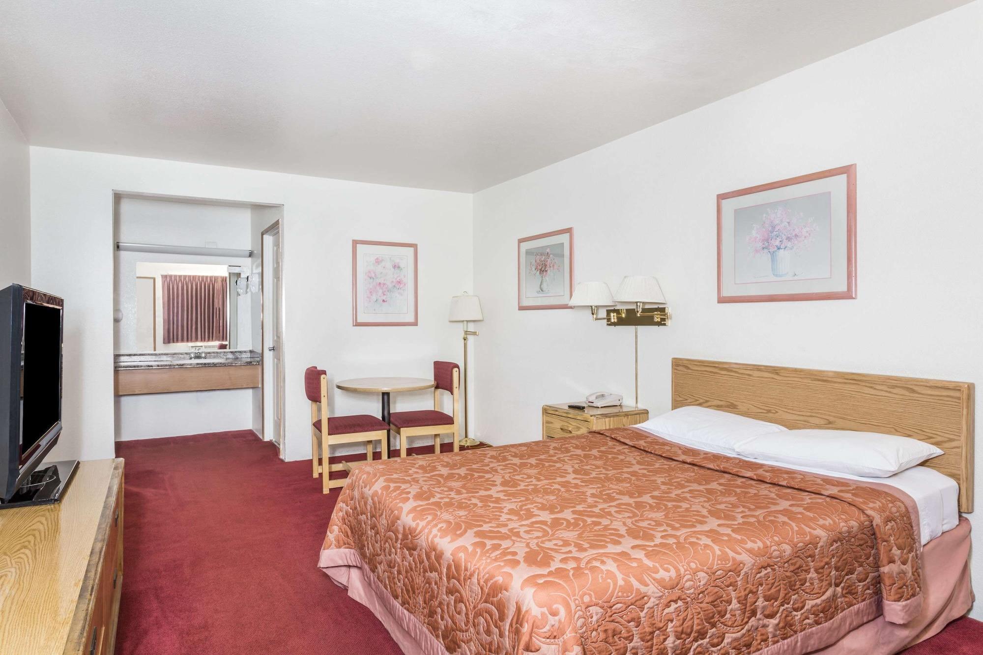 Hotel Super 8 By Wyndham Metro North 2*