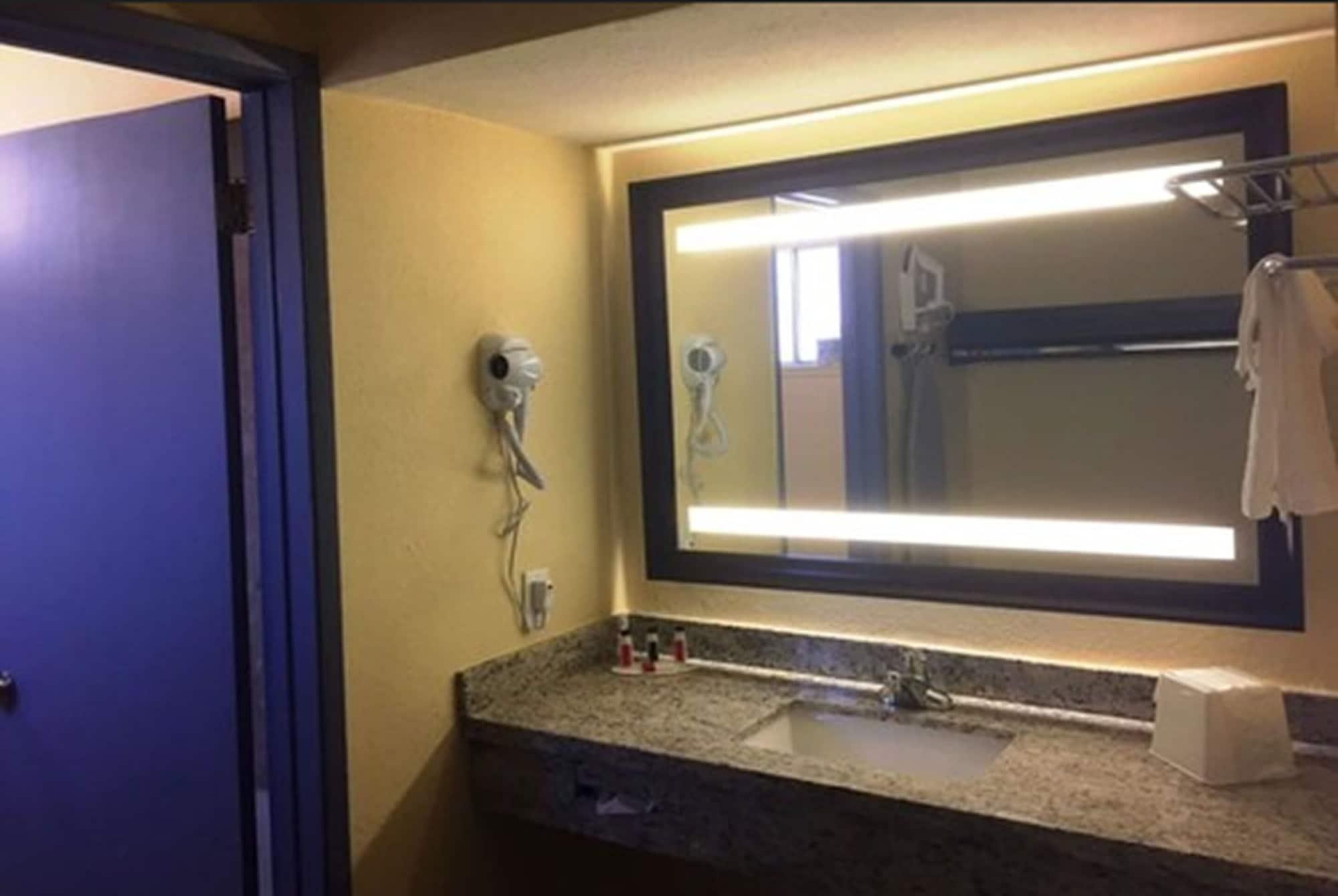 Days By Wyndham Airport - Hotel