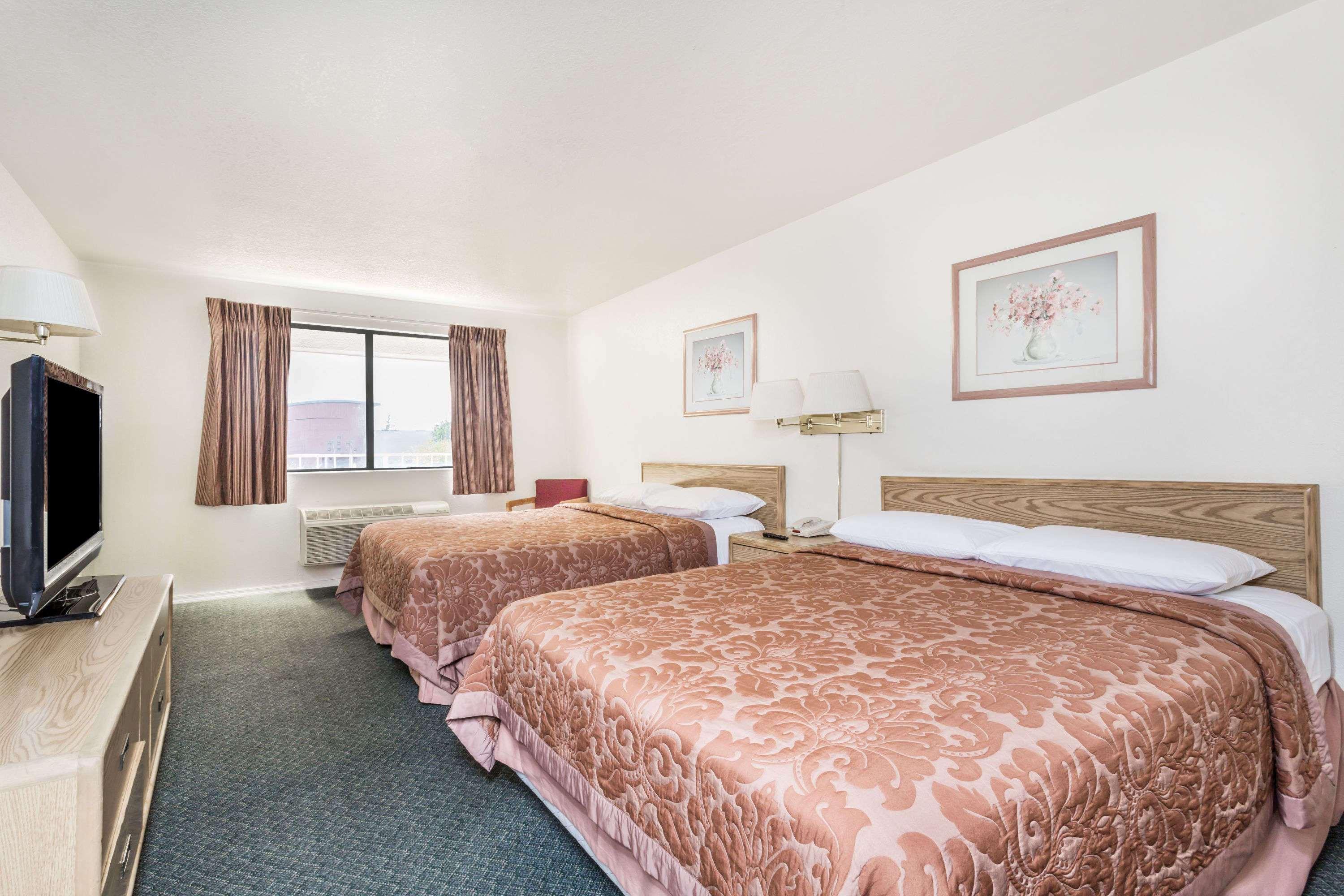 Super 8 By Wyndham Metro North Hotel 2*