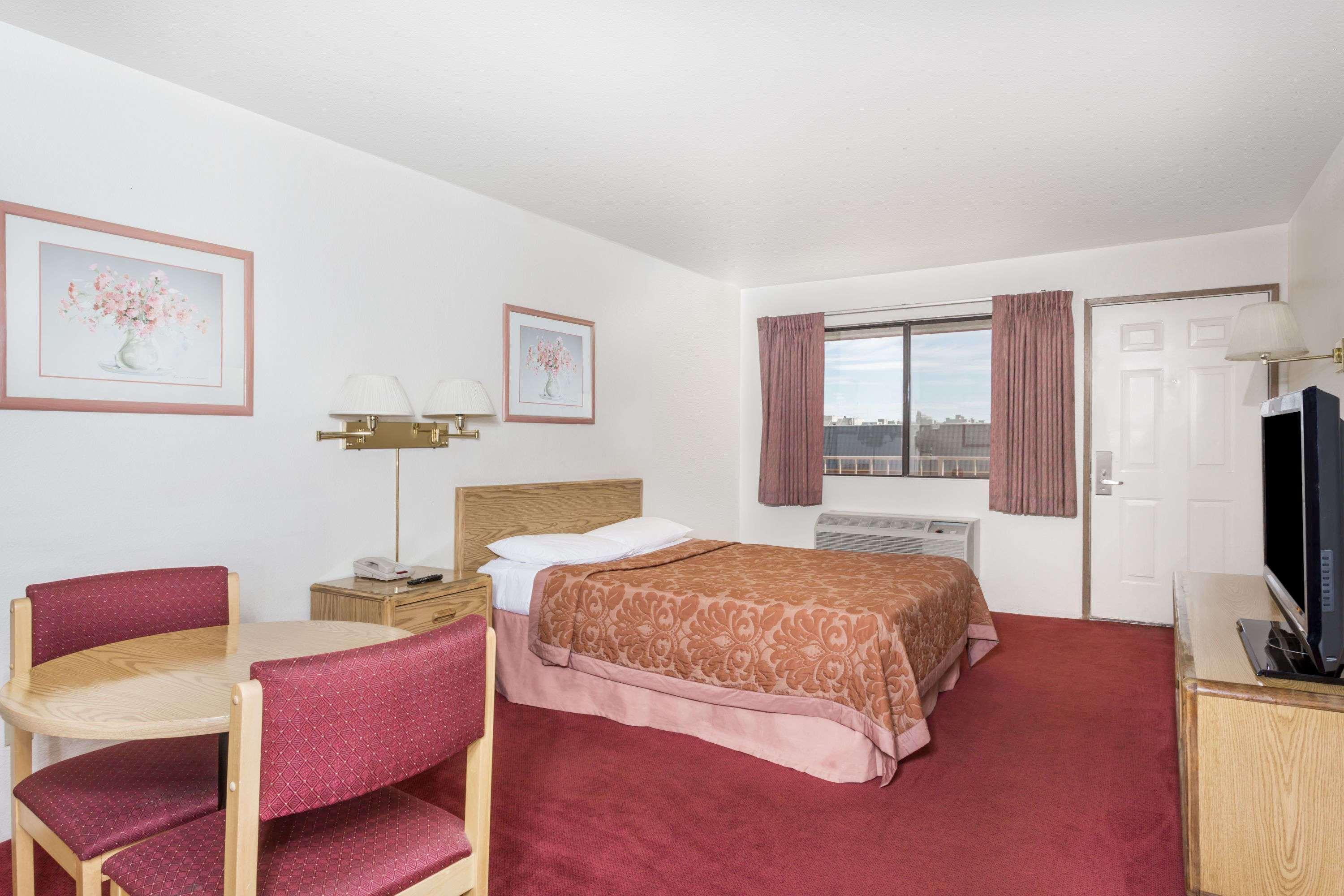 Super 8 By Wyndham Metro North