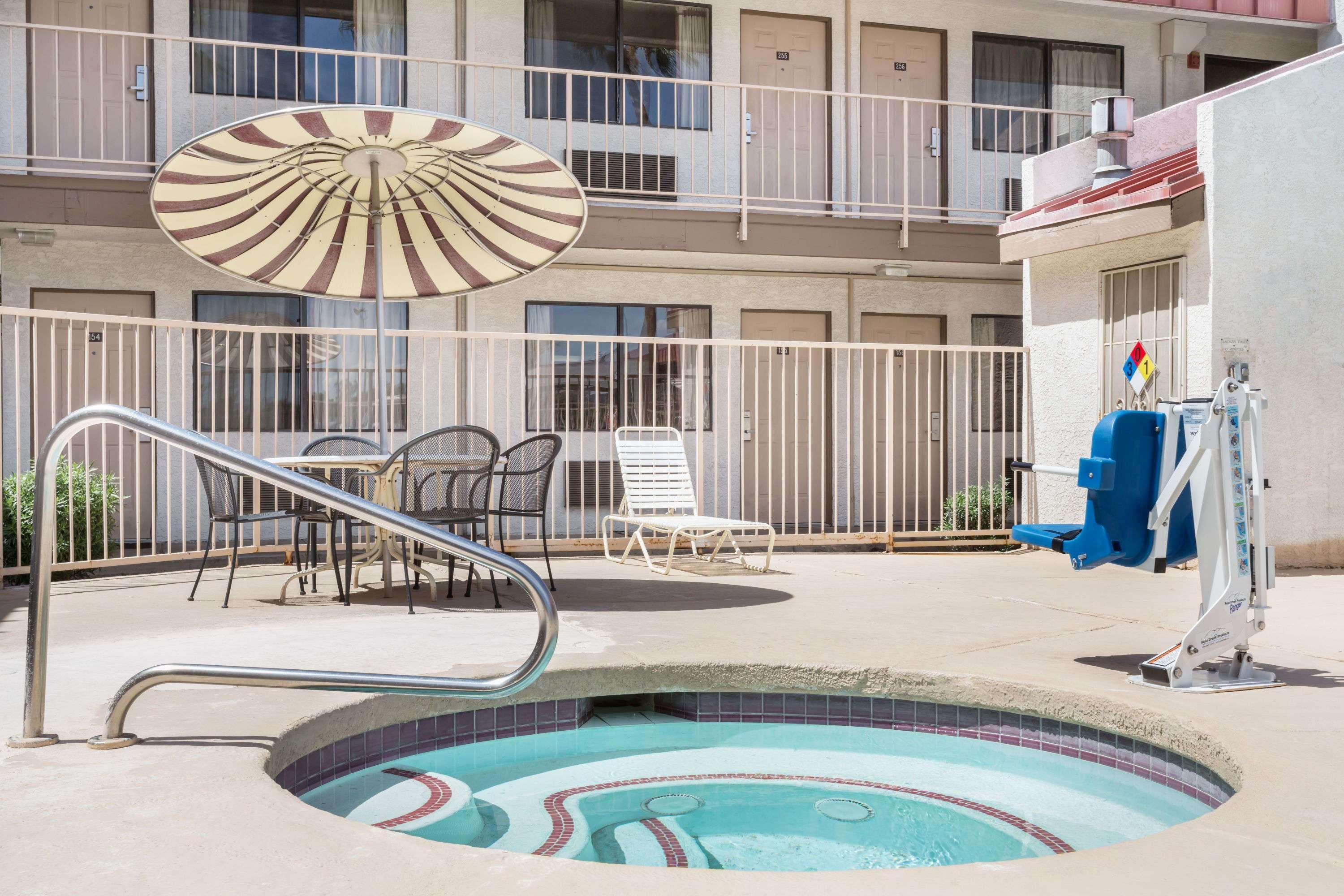 Super 8 By Wyndham Metro North Hotel