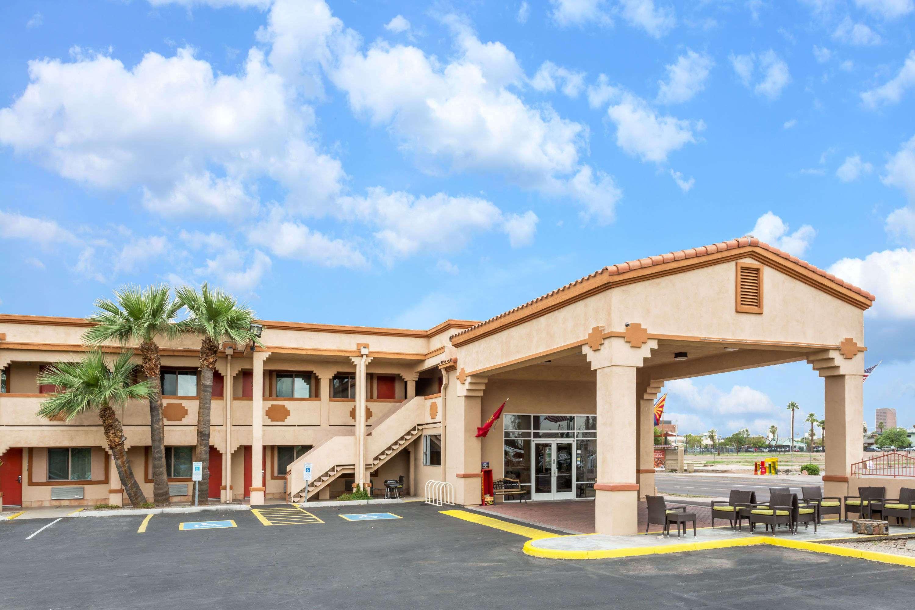 Super 8 By Wyndham Downtown Hotel 3*