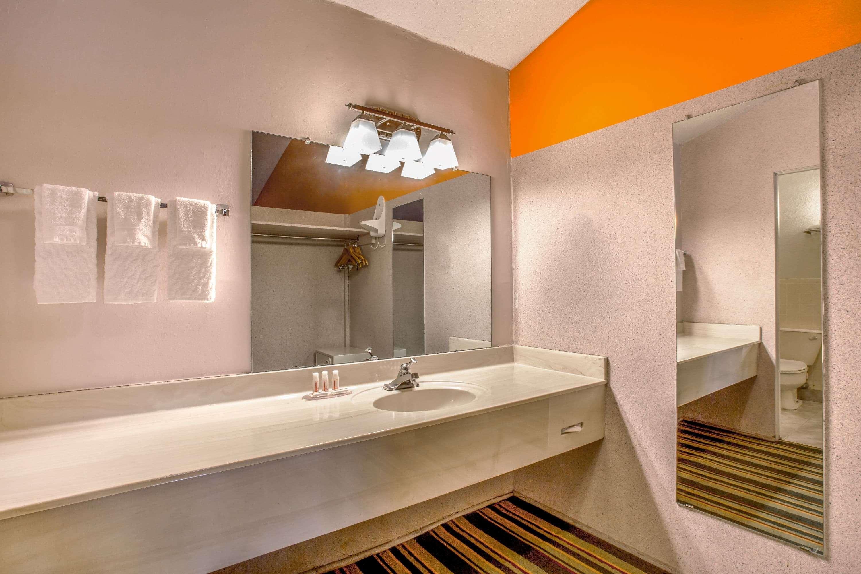 Howard Johnson By Wyndham Airport/downtown Area Hotel