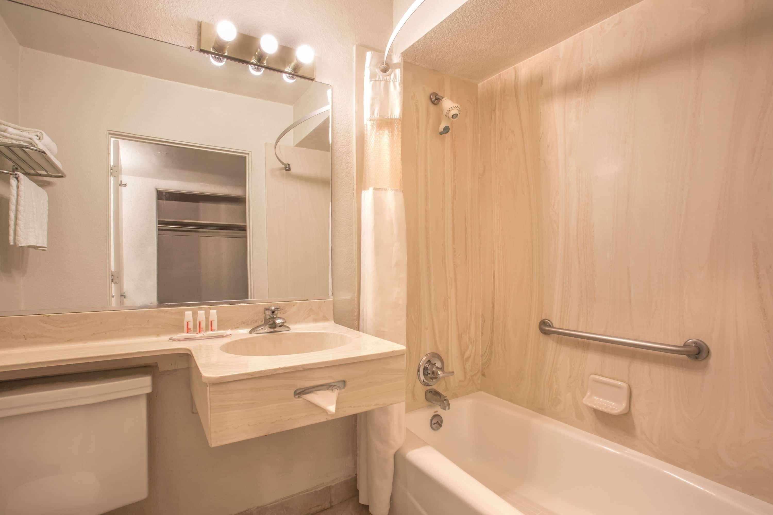 Howard Johnson By Wyndham Airport/downtown Area Hotel 2*