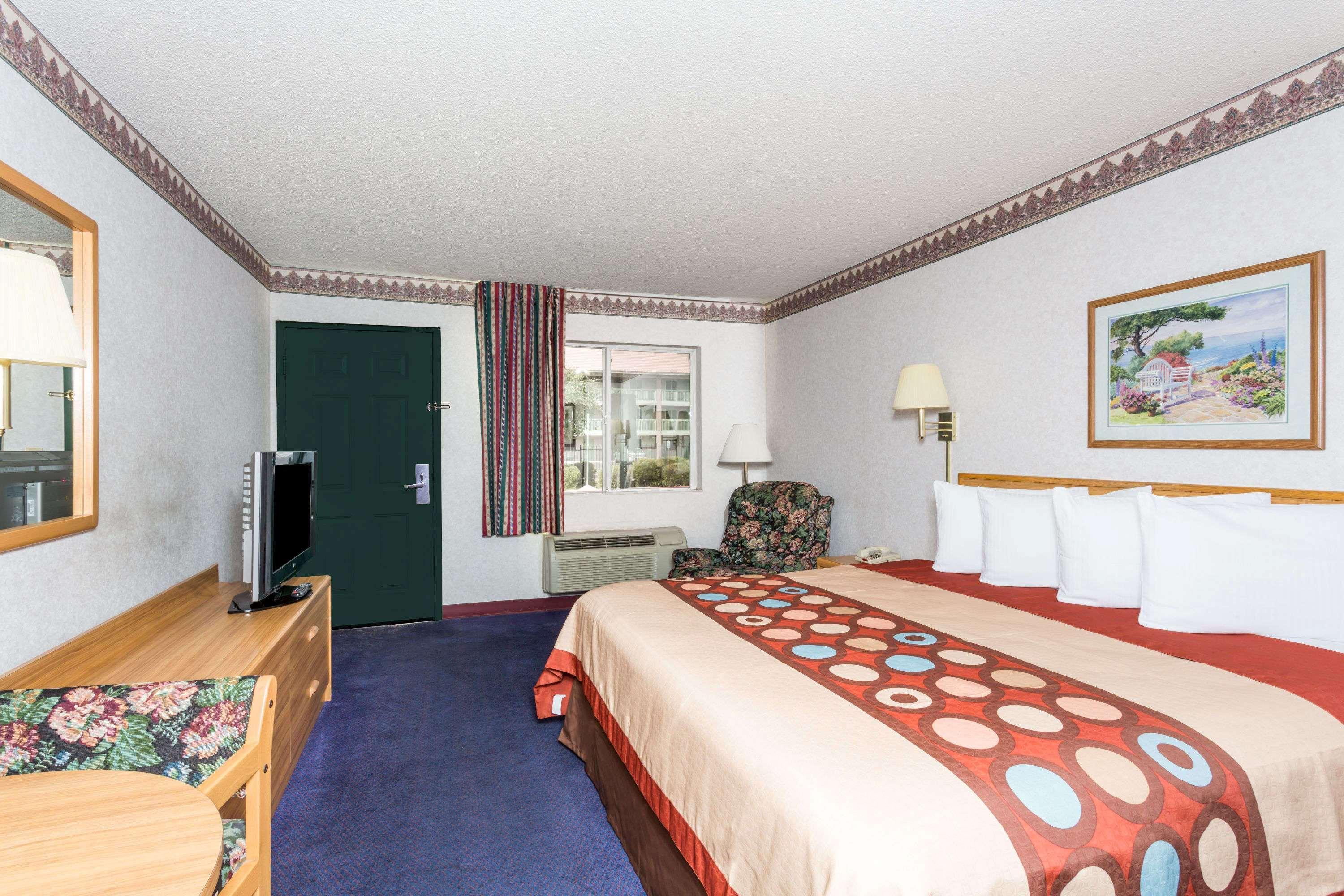 Days By Wyndham West Phoenix