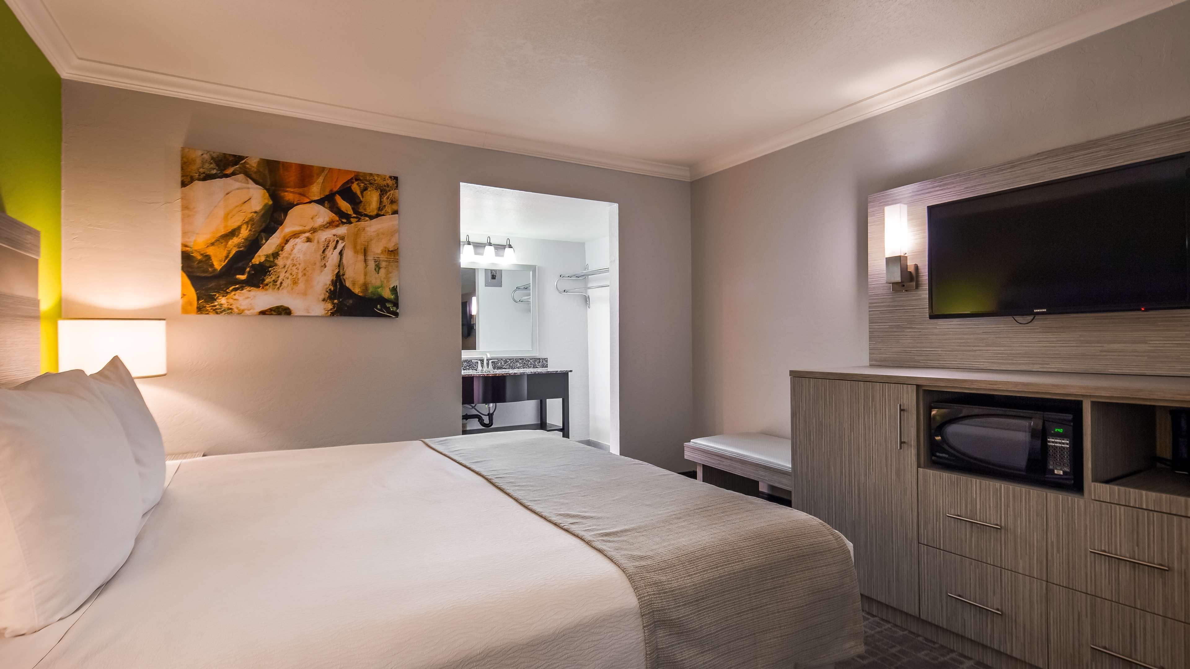 Western Innsuites & Hotel 3*