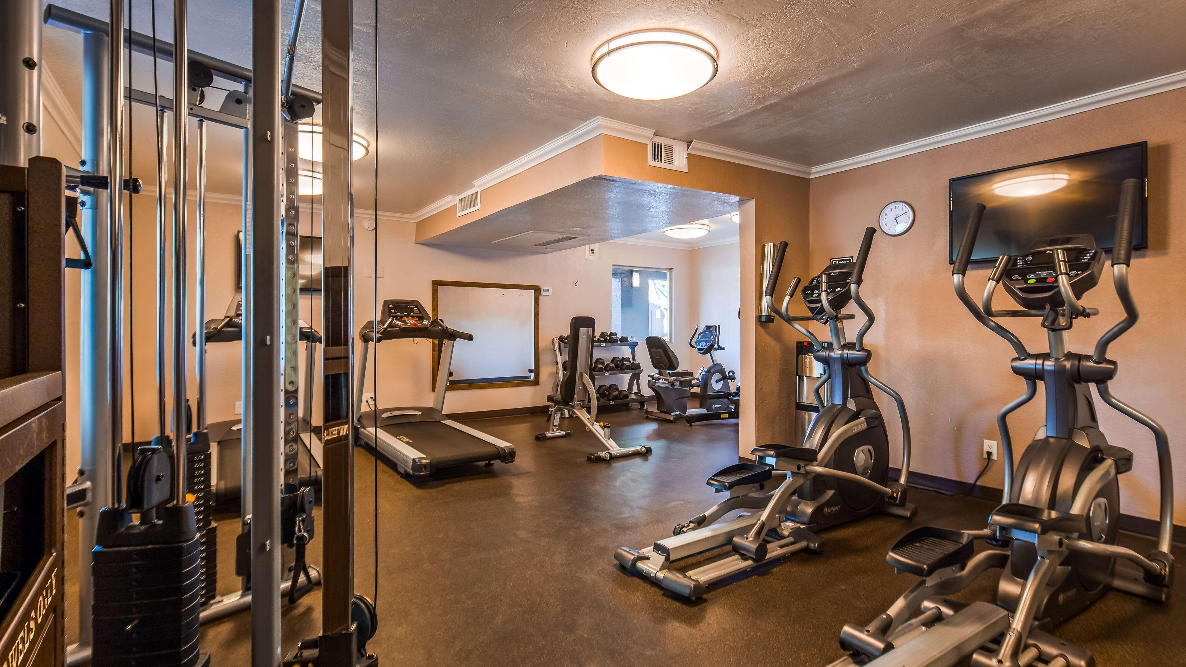 Western Innsuites & Hotel 3*