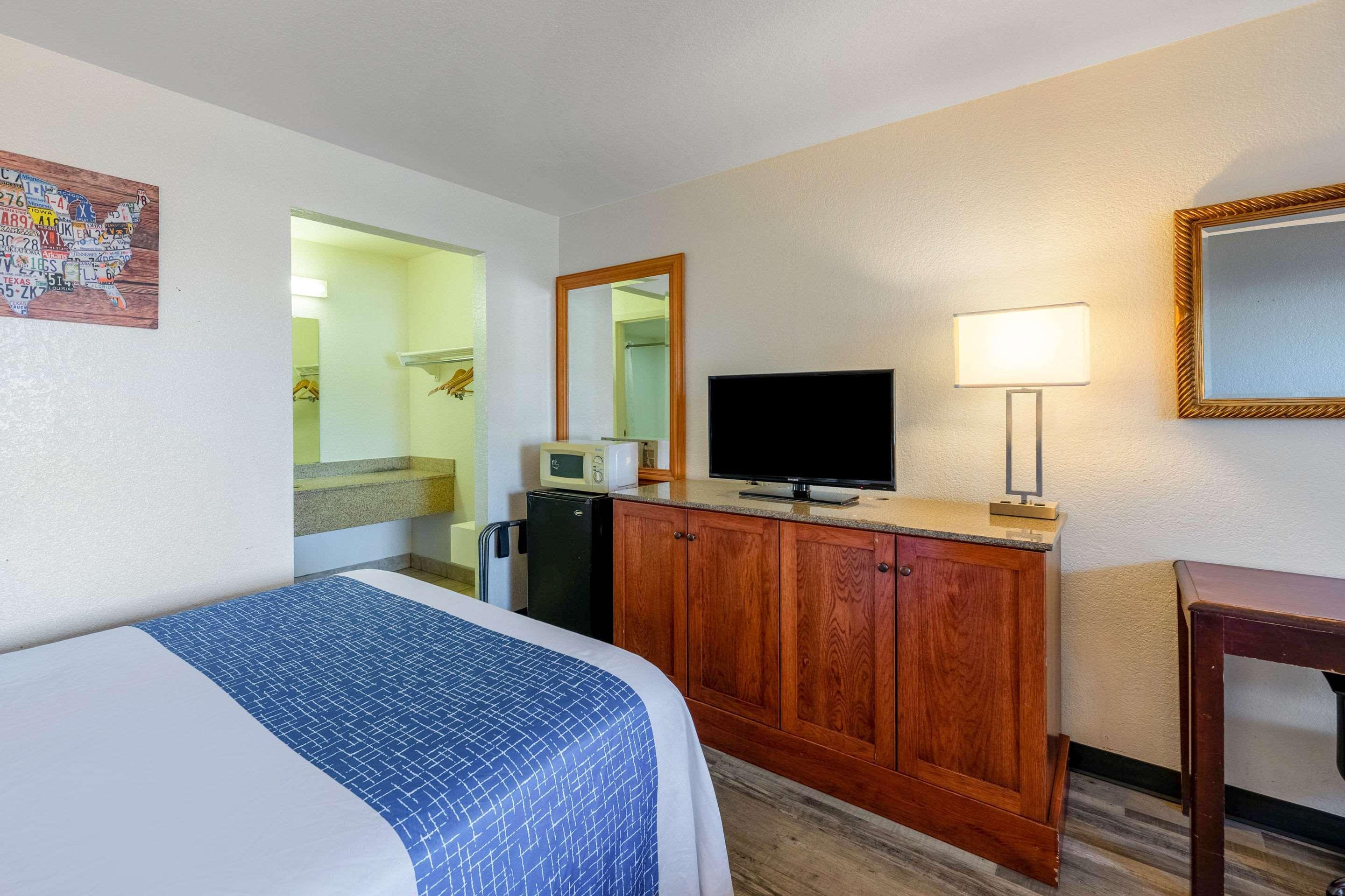 Lodge Econo North I-17