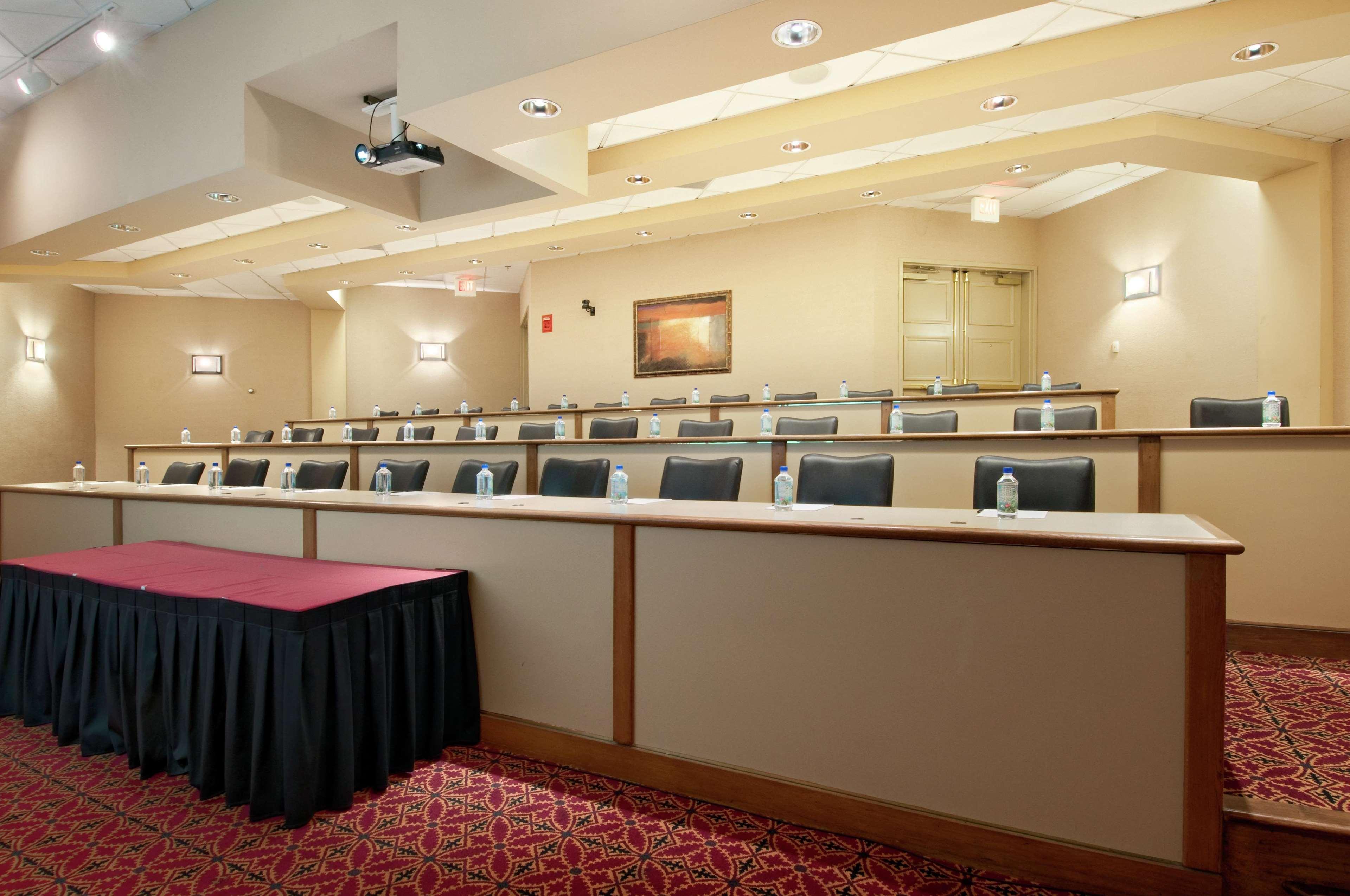 Hilton Airport Hotel 3*