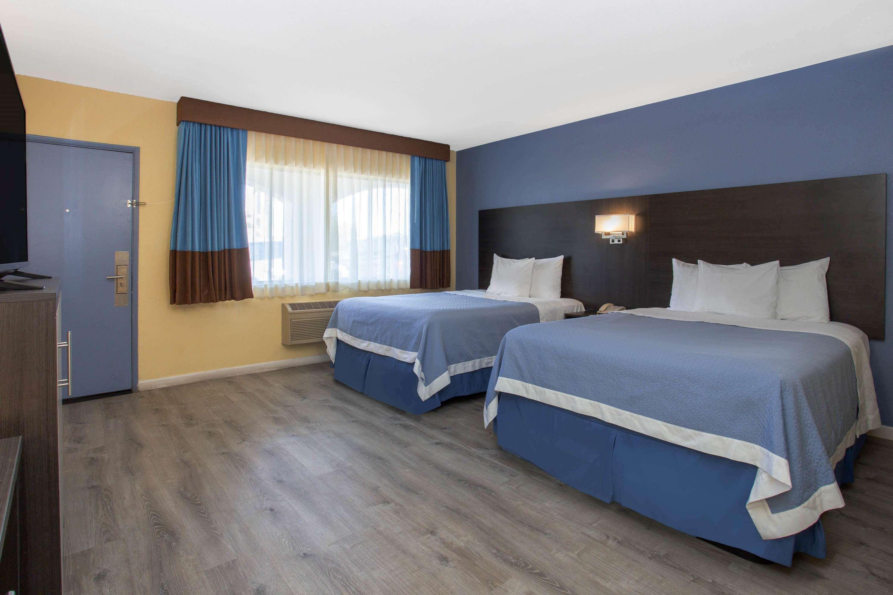 Days By Wyndham Airport - Hotel