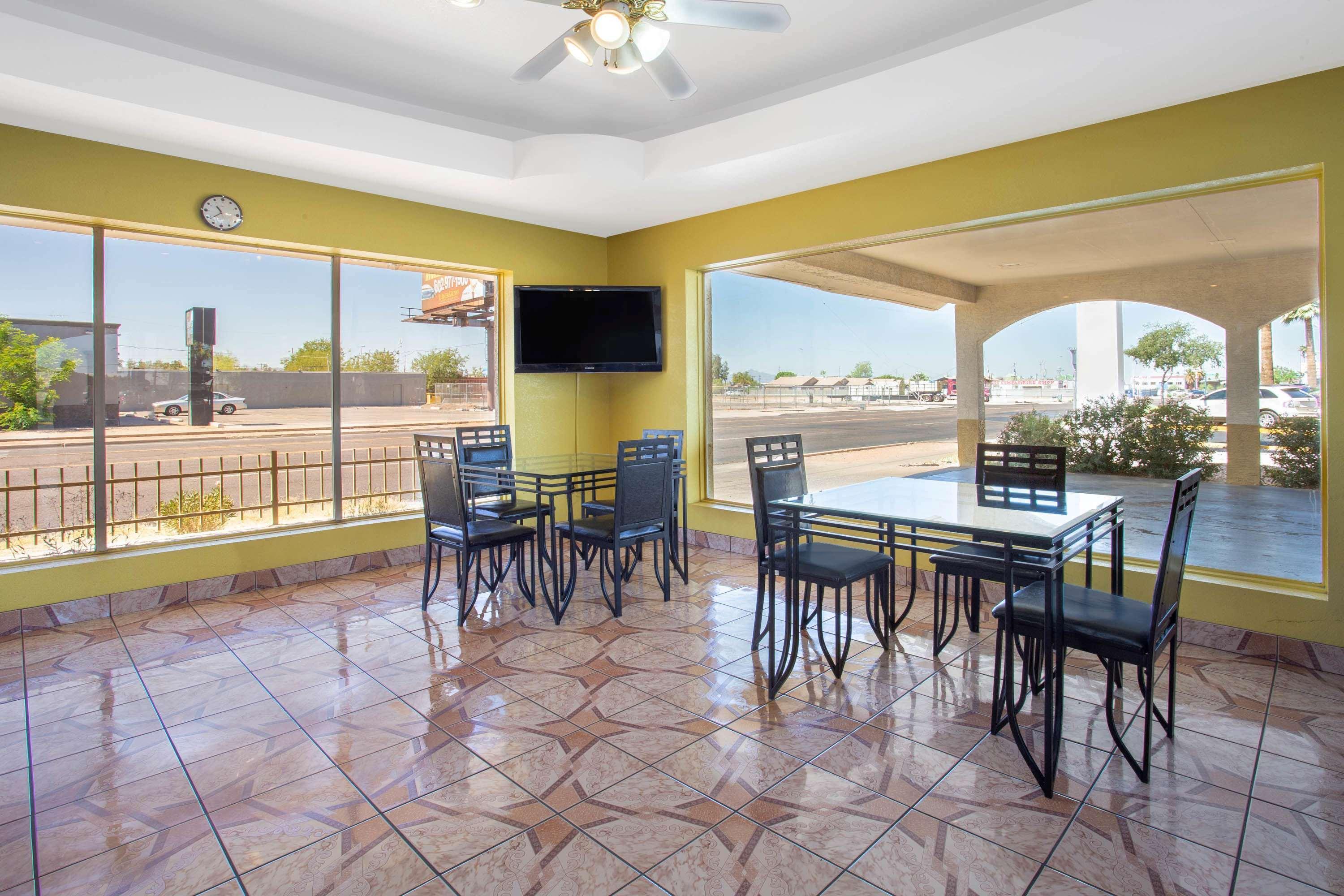 Days By Wyndham Airport - Hotel 2*