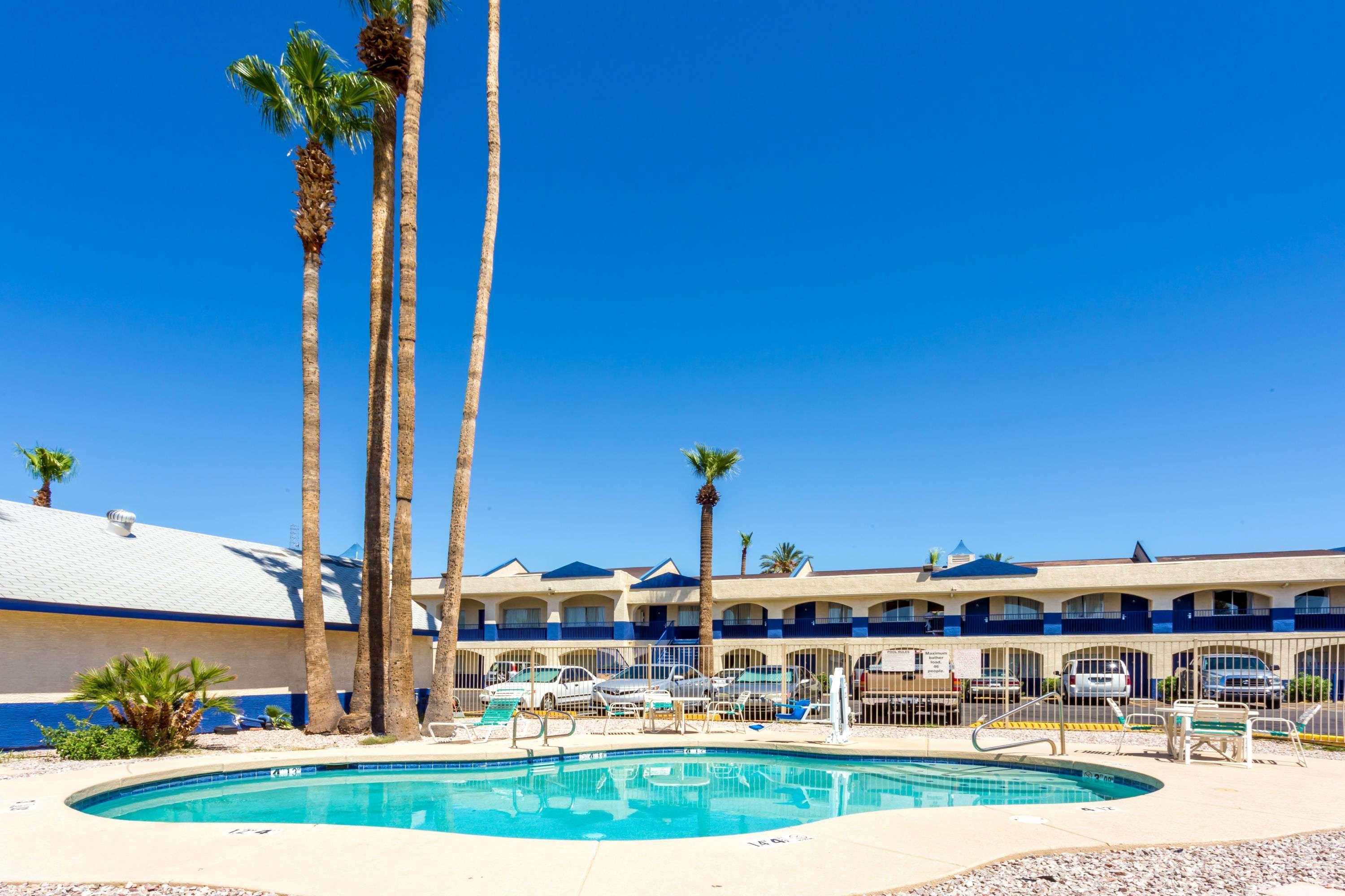 Days By Wyndham Airport - 2*