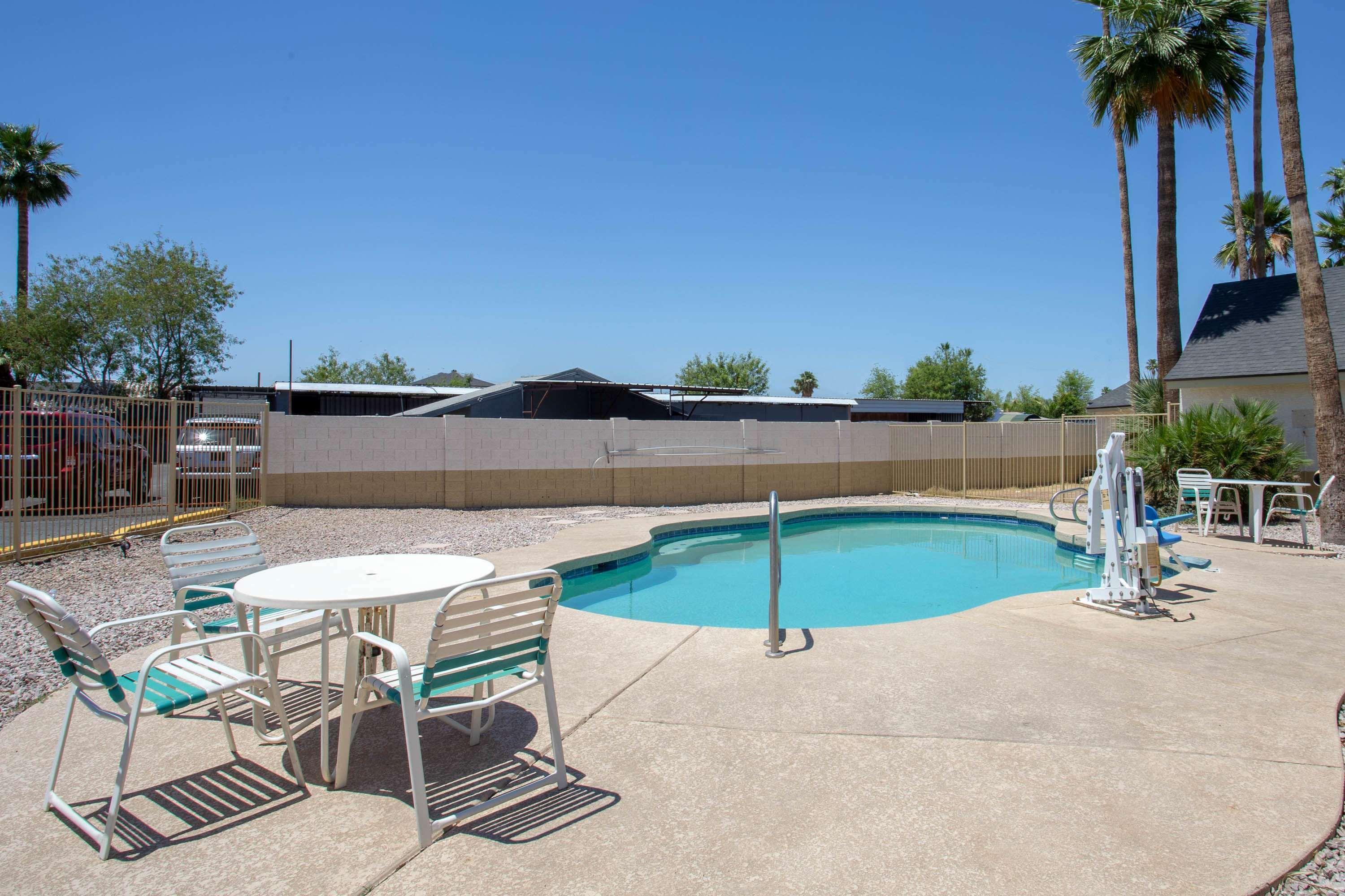 Days By Wyndham Airport - Hotel
